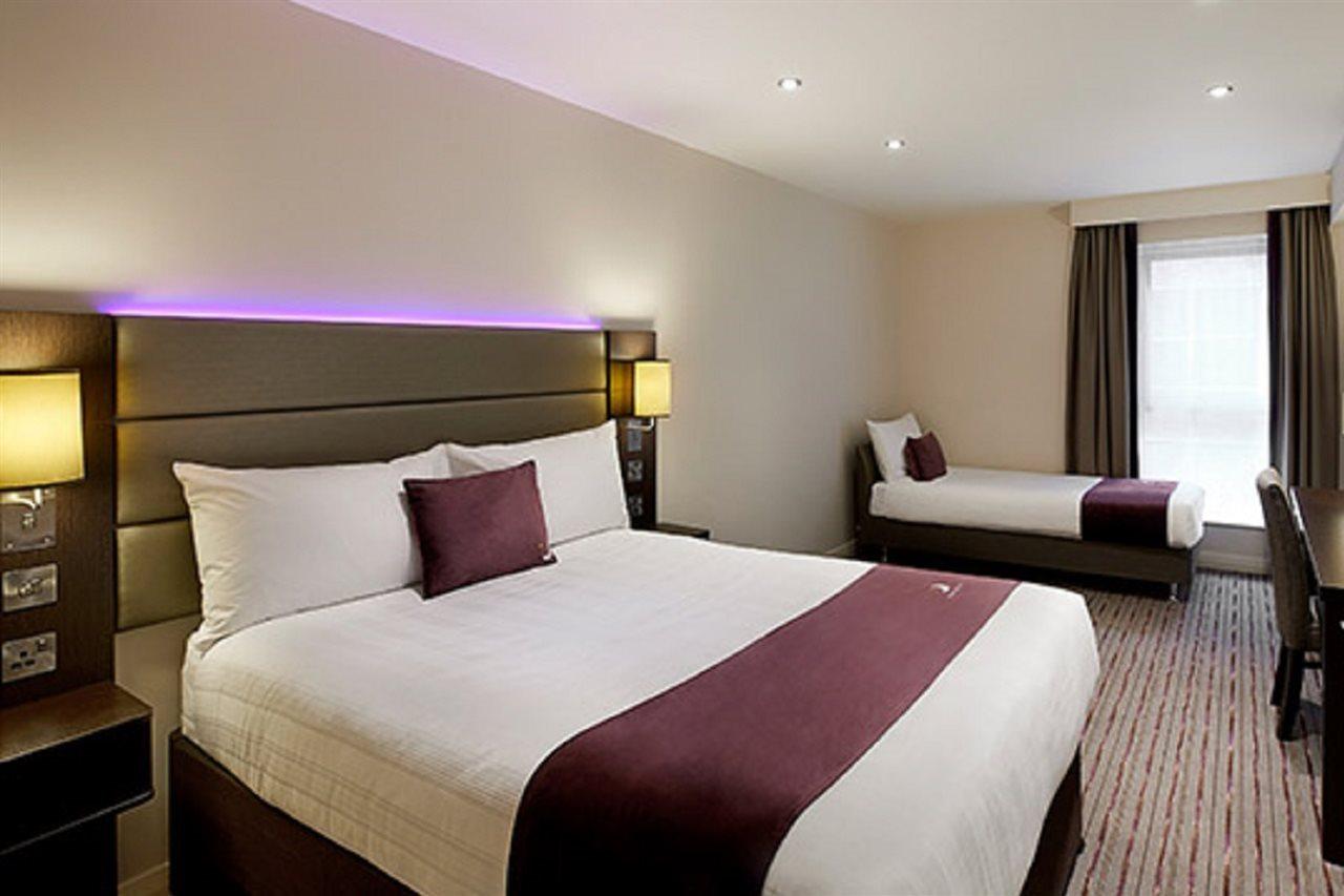 Premier Inn Gatwick Crawley Town West Екстериор снимка